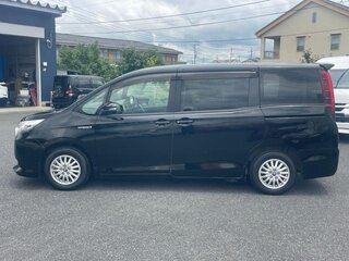 2017 Toyota Noah III (R80), белый, 1400000 рублей, вид 3