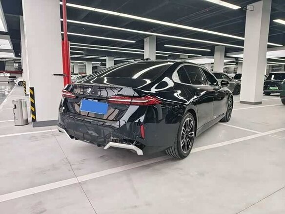 2024 BMW 5 серии Long 525Li VIII (G60/G61/G68), чёрный, 5665000 рублей - вид 5