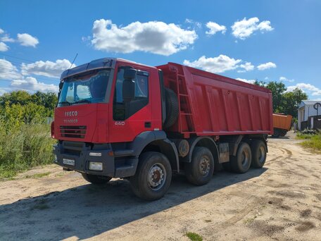 2005 Iveco Trakker, красный, 3200000 рублей, вид 1