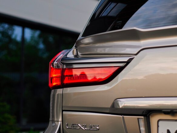 2018 Lexus LX 570 III Рестайлинг 2, серый, 8000000 рублей - вид 18