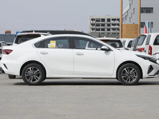 2025 Kia K3 II (China Market) Рестайлинг, белый, 1860000 рублей, вид 4