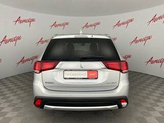 2018 Mitsubishi Outlander III Рестайлинг 2, серебристый, 1784000 рублей, вид 4