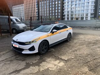 2021 Kia K5 III, белый, 1650000 рублей, вид 1