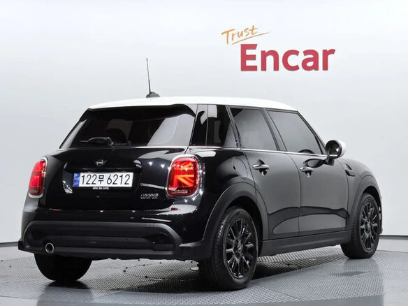 2022 Mini Hatch Cooper III (F55/F56) Рестайлинг 2, чёрный, 1850000 рублей - вид 1