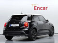 2022 Mini Hatch Cooper III (F55/F56) Рестайлинг 2, чёрный, 1850000 рублей - вид 1