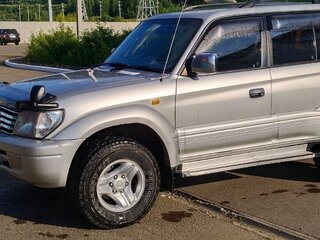 2002 Toyota Land Cruiser Prado 90 Series Рестайлинг, серебристый, 1500000 рублей, вид 4