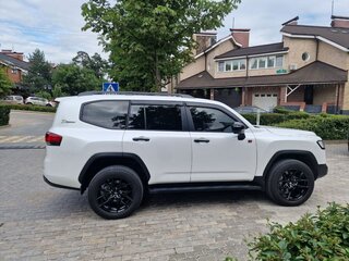 2021 Toyota Land Cruiser 300 Series, белый, 8000000 рублей, вид 4