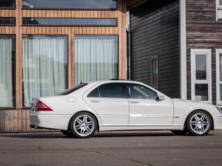 2004 Mercedes-Benz S-Класс 500 7-speed IV (W220) Рестайлинг, белый, 1500000 рублей, вид 3