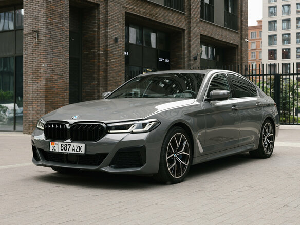 2020 BMW 5 серии 530i xDrive VII (G30/G31/G38) Рестайлинг, серый - вид 1