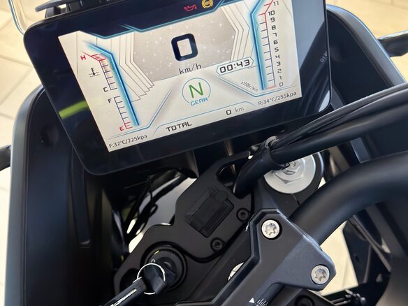 2025 QJMotor SVT 650 X, жёлтый, 729000 рублей - вид 11