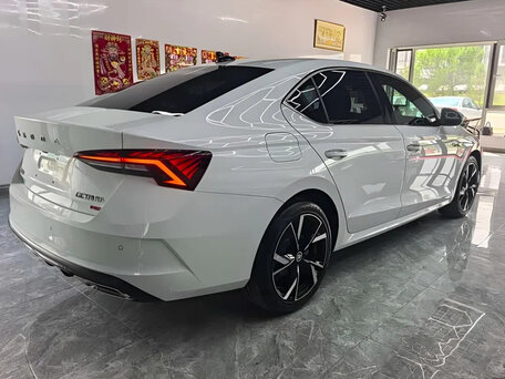 2023 Skoda Octavia IV (A8), белый, 1890000 рублей, вид 5