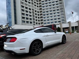 2019 Ford Mustang VI Рестайлинг, белый, 2200000 рублей, вид 4