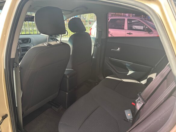2013 Kia Rio 4-speed III, бежевый, 820000 рублей - вид 7