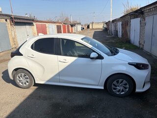 2020 Toyota Yaris IV, белый, 920000 рублей, вид 3