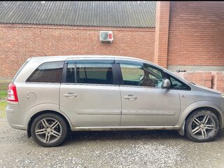2011 Opel Zafira B Рестайлинг, серебристый, 700000 рублей, вид 3