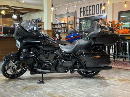 2025 Harley-Davidson Street Glide Ultra, чёрный, 4150000 рублей, вид 2