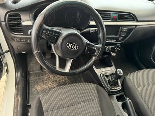 2017 Kia Rio III Рестайлинг, белый, 810000 рублей, вид 4
