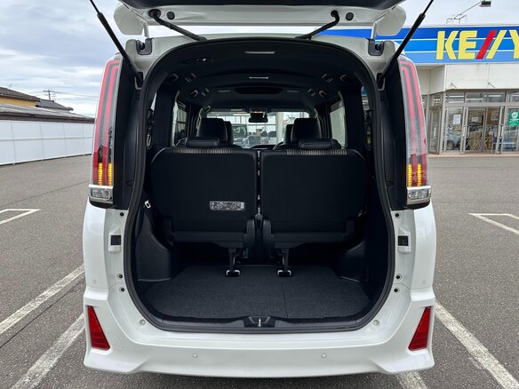 2021 Toyota Noah III (R80) Рестайлинг, белый, 1699000 рублей - вид 17