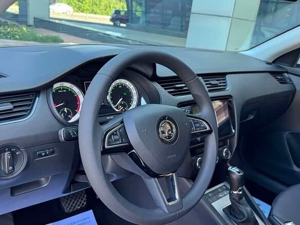 2022 Skoda Octavia III (A7) Рестайлинг, белый - вид 4