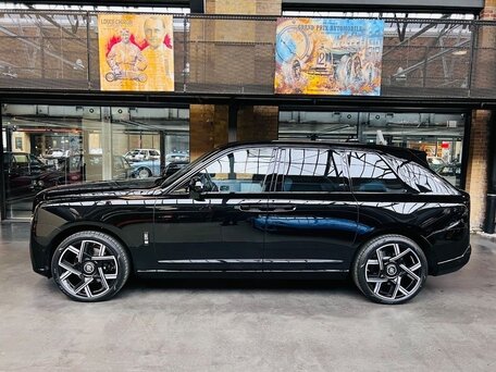 2026 Rolls-Royce Cullinan Black Badge I Рестайлинг (Series II), чёрный, 64350000 рублей, вид 1