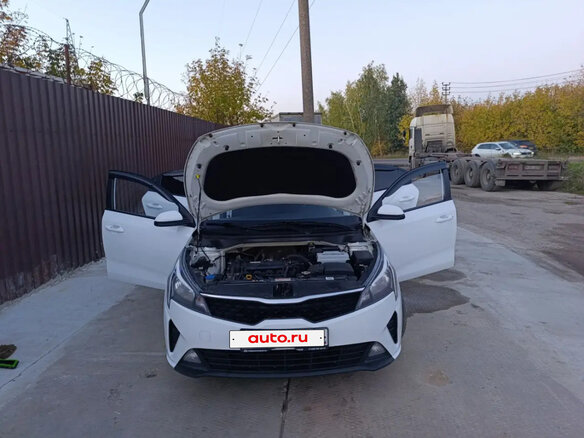 2021 Kia Rio IV Рестайлинг, белый - вид 2