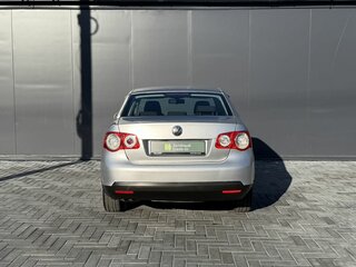 2010 Volkswagen Jetta V, серебристый, 850000 рублей, вид 4