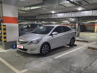 2015 Hyundai Solaris I Рестайлинг, серебристый, 800000 рублей, вид 4