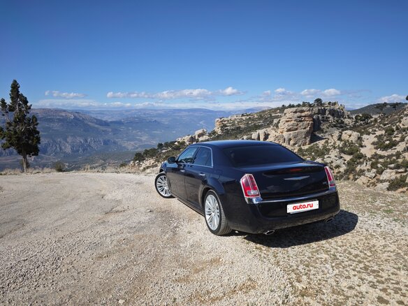 2012 Chrysler 300C II, синий, 1380000 рублей - вид 17