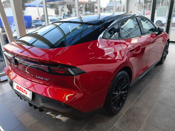 2026 Changan UNI-V I Рестайлинг 2, красный, 3499900 рублей - вид 3