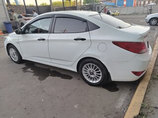 2015 Hyundai Solaris I Рестайлинг, белый, 730000 рублей, вид 4