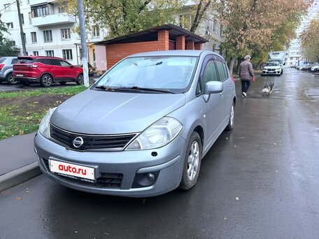 2010 Nissan Tiida I Рестайлинг, серебристый, 550000 рублей, вид 1