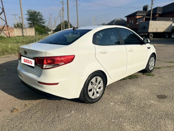 2017 Kia Rio III Рестайлинг, белый, 1100000 рублей - вид 2