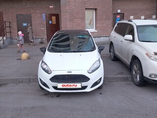 2016 Ford Fiesta Mk6 Рестайлинг, белый, 500000 рублей, вид 1