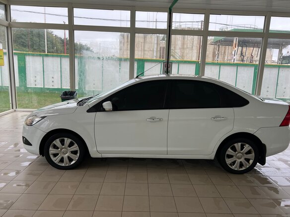 2010 Ford Focus II Рестайлинг, белый, 650000 рублей - вид 5