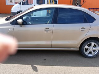 2017 Volkswagen Polo V Рестайлинг, золотистый, 1499999 рублей, вид 3