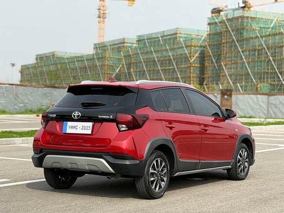 2022 Toyota Yaris IV, красный, 1165000 рублей - вид 4