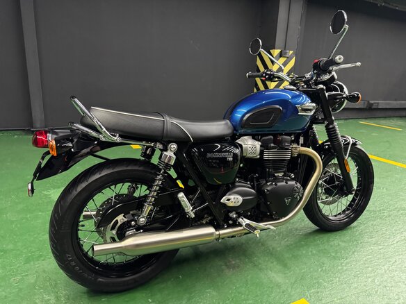 2023 Triumph Bonneville T100, синий, 1075000 рублей - вид 20