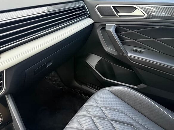 2022 Volkswagen Tiguan II Рестайлинг, чёрный, 2550111 рублей - вид 11