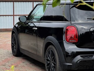 2021 Mini Hatch Cooper III (F55/F56) Рестайлинг 2, чёрный, 2400000 рублей, вид 3