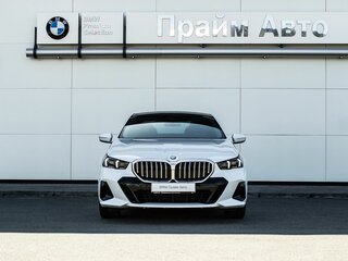 2025 BMW 5 серии Long 530Li xDrive VIII (G60/G61/G68), белый, 7200000 рублей, вид 3