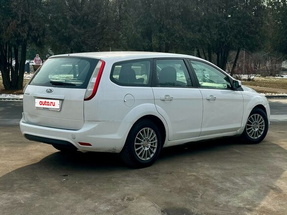 2011 Ford Focus II Рестайлинг, белый, 430000 рублей - вид 2