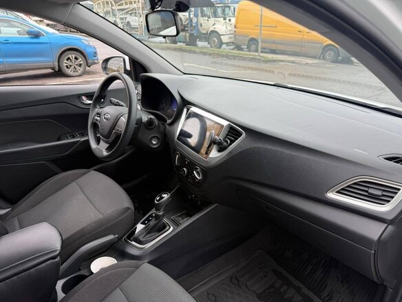 2021 Hyundai Solaris II Рестайлинг, белый, 1600000 рублей - вид 9