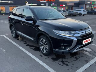 2019 Mitsubishi Outlander III Рестайлинг 3, чёрный, 1700000 рублей, вид 3