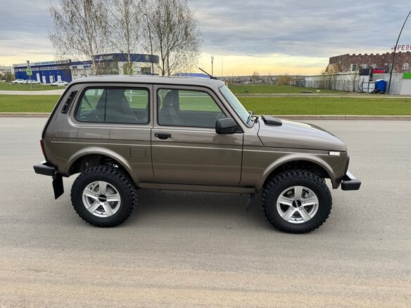2024 Lada (ВАЗ) Niva Legend I, коричневый, 1600000 рублей - вид 3