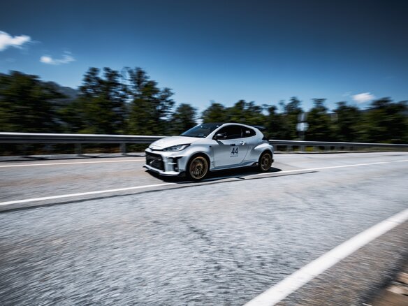 2021 Toyota Yaris IV, белый, 3550000 рублей - вид 16