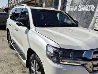 2017 Toyota Land Cruiser 200 Series Рестайлинг 2, белый, 6400000 рублей, вид 3