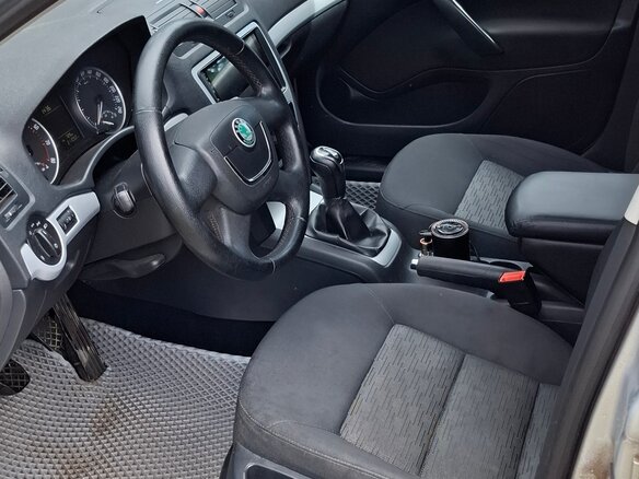 2011 Skoda Octavia II (A5) Рестайлинг, серебристый - вид 4