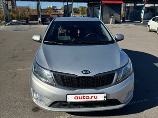 2013 Kia Rio 5-speed III, серебристый, 850000 рублей, вид 3