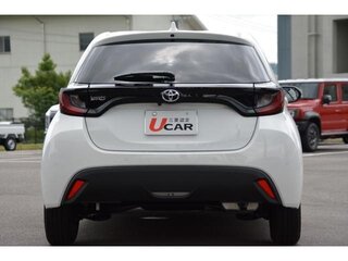 2022 Toyota Yaris IV, белый, 950000 рублей, вид 3