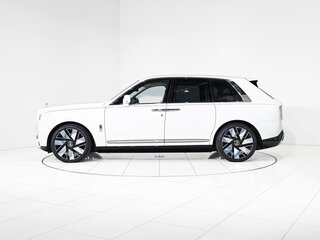 2024 Rolls-Royce Cullinan I Рестайлинг (Series II), белый, 49900000 рублей, вид 3